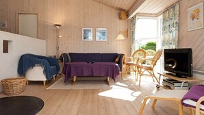 Living room - Cozy Holiday Home in Glesborg With a Sauna (Glesborg)