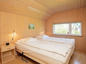 4 bedrooms, cribs/infant beds