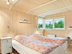 4 bedrooms - 8 Person Holiday Home in Lokken (Lokken)