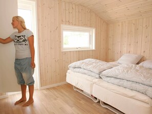 3 bedrooms, cribs/infant beds