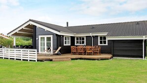 House | Outdoor dining - 10 Person Holiday Home in Vaeggerlose (Vaeggerlose)
