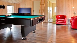 A pool table in a room with wooden walls and a loft area. - 5 Star Holiday Home in Sydals (Sydals)