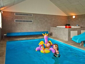 Casa | Piscina | Una piscina cubierta, una piscina al aire libre