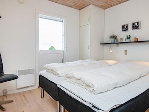 4 bedrooms, cribs/infant beds