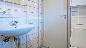 Bathroom - Cozy Holiday Home in Fanø near Beach (Gudhjem)