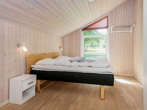 3 bedrooms, cribs/infant beds