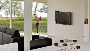 Dining - Cozy Holiday Home in Jutland With Whirlpool (Juelsminde)