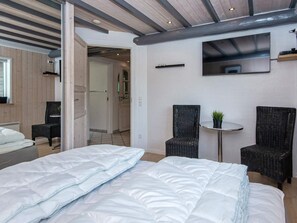 5 bedrooms, cribs/infant beds - 18 Person Holiday Home in Farvang (Farvang)
