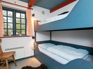 3 bedrooms, cribs/infant beds