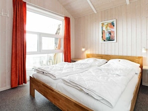 6 bedrooms, cribs/infant beds