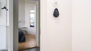 Käytävällä on ovi, joka johtaa makuuhuoneeseen. Käytävällä on myös naulakko, seinään kiinnitetty kenkäteline ja ikkuna, josta on näkymä ulos.