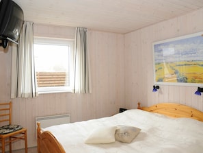 3 bedrooms, cribs/infant beds