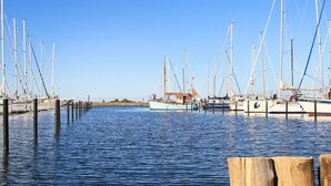 A marina with multiple boats docked at wooden piers. - Holiday Home in Wendtorf (Wendtorf)
