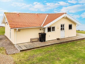 A single-story building with a tiled roof, a small porch, and a number '32' on the side. - 5 Star Holiday Home in Vinderup (Vinderup)