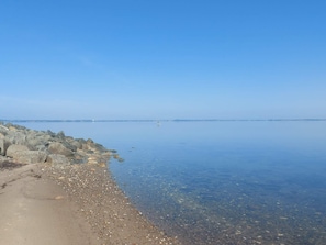 A calm waterfront with a rocky shoreline and a clear sky. - 5 Star Holiday Home in Vinderup (Vinderup)