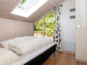 4 bedrooms, cribs/infant beds