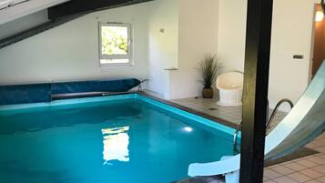 Kolam renang indoor dan kolam renang outdoor