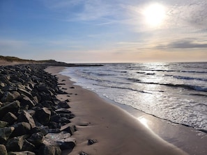 A beach with a rocky shoreline and waves. - Lovely Holiday Home in LÃ¸nstrup near Sea (Hjørring)