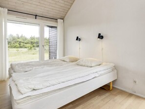 House | 4 bedrooms - 6 Person Holiday Home in Brovst-by Traum (Brovst)