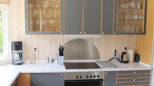 Wasserkocher mit Kaffee-/Teezubehör, Kühlschrank, Mikrowelle, Herdplatte