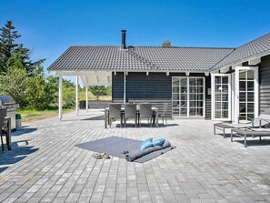 Outdoor dining - 5 Star Holiday Home in Blavand (Blavand)