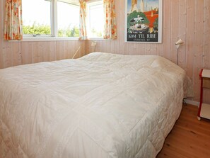 3 bedrooms, cribs/infant beds, internet