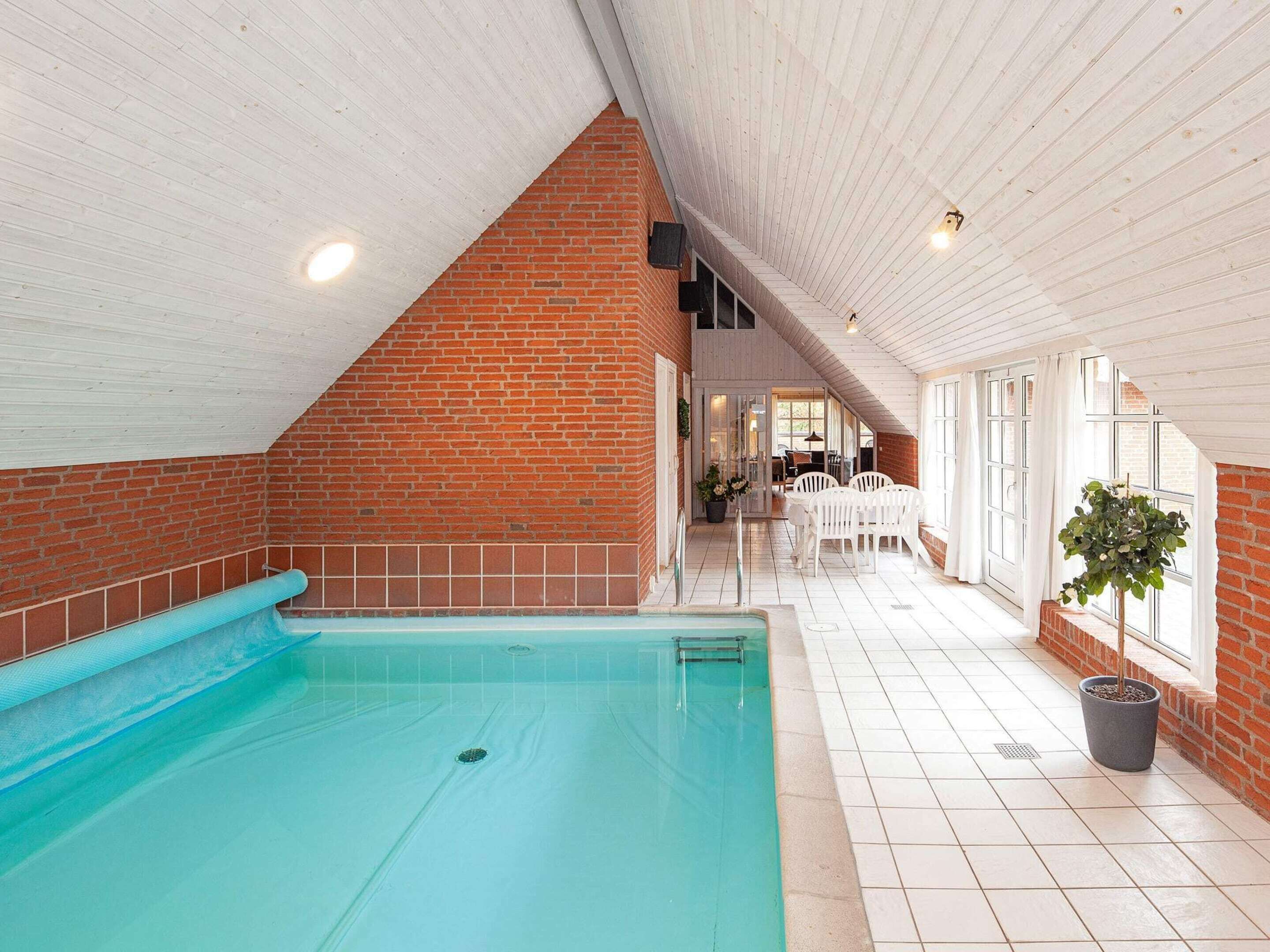 Una piscina techada, una piscina al aire libre