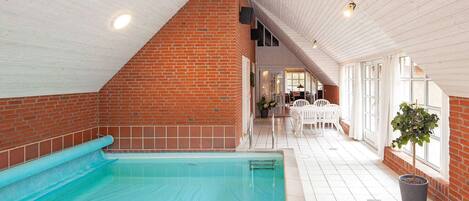 Una piscina techada, una piscina al aire libre