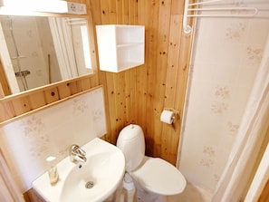 Apartment | Bathroom | Shower, towels