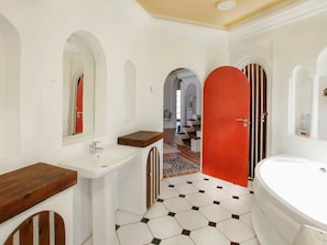 3 bedrooms, cribs/infant beds
