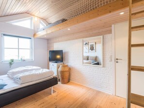 3 bedrooms, cribs/infant beds