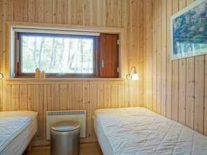 5 bedrooms, cribs/infant beds