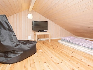 4 bedrooms, cribs/infant beds