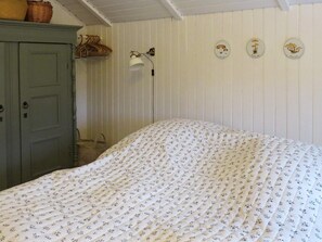 3 bedrooms, cribs/infant beds