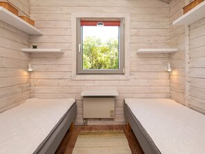 2 bedrooms, cribs/infant beds
