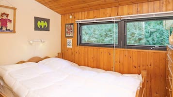 2 bedrooms, cribs/infant beds
