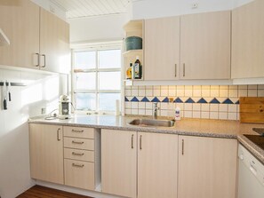 Wasserkocher mit Kaffee-/Teezubehör, Kühlschrank, Geschirrspüler