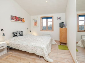House | 3 bedrooms, cribs/infant beds