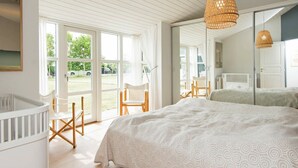 4 bedrooms, cots/infant beds, Internet - Beautiful Seaside Holiday Home in Juelsminde With Terrace (Juelsminde)