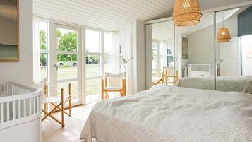 4 bedrooms, cots/infant beds, Internet