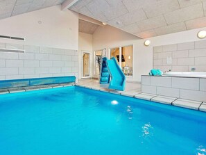 Hus | Basseng | Innendørsbasseng og utendørsbasseng