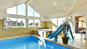 Huis | Zwembad | Een binnenzwembad en een buitenzwembad