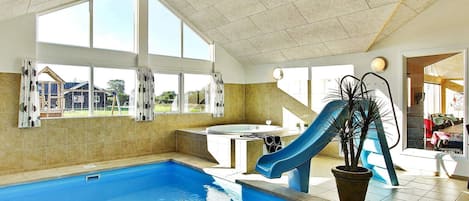 屋内プール、屋外プール