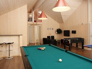 8 bedrooms, cribs/infant beds