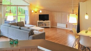 3 bedrooms, cribs/infant beds - Bright Holiday Home in Glesborg Denmark With Sauna (Glesborg)
