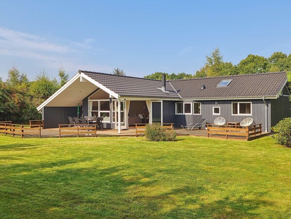 Exterior - Bright Holiday Home in Glesborg Denmark With Sauna (Glesborg)