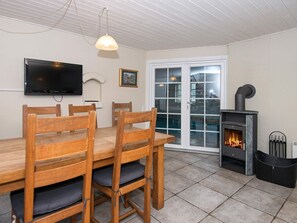5 bedrooms, cribs/infant beds