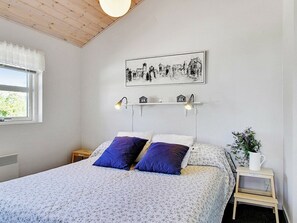 3 bedrooms, cribs/infant beds