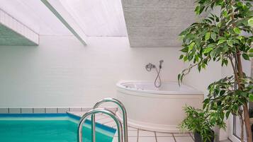 House | Kolam renang | Kolam renang tertutup, kolam renang terbuka