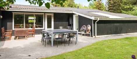 تناول الطعام بالخارج